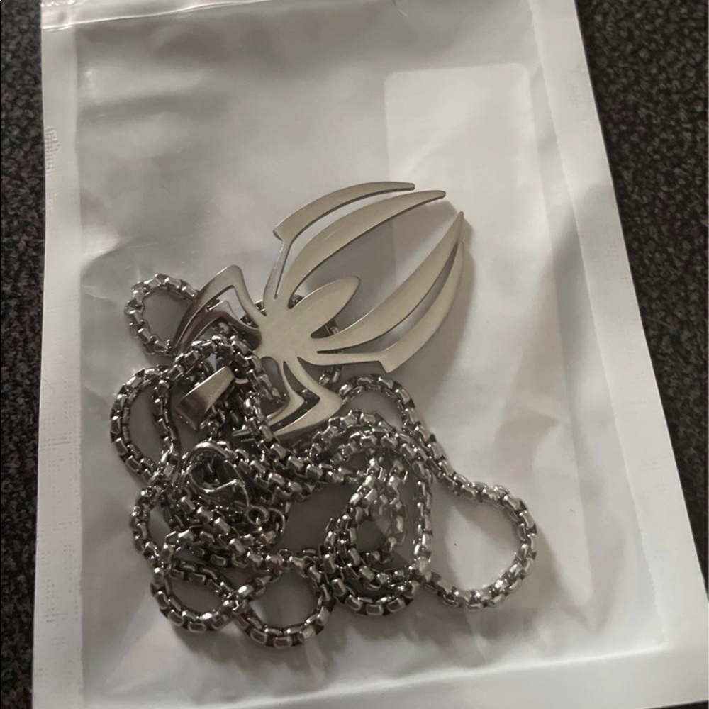 Spider necklace - Picture 3 of 3